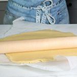 Stendete la frolla su un piano infarinato