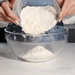 Versate 200 g di farina forte in una ciotola capiente