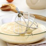 versate ora una piccola quantita di latte caldo nel composto di uova