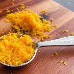 Aggiungete la scorza grattugiata di arancia