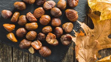 Castagne bollite e sbucciate servite in ciotola rustica.