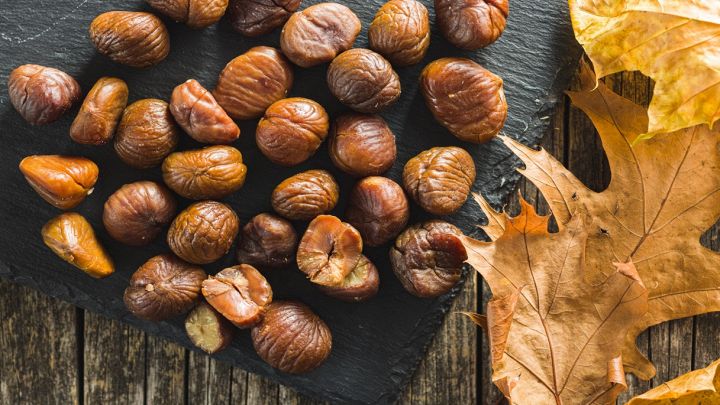 Castagne bollite e sbucciate servite in ciotola rustica.