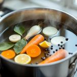 Riempite una pentola capiente con acqua e aggiungete gli odori