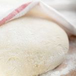 Coprite l'impasto con un panno pulito e lasciatelo lievitare in un luogo caldo