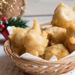 Cospargete le pettole di Natale ancora calde con zucchero semolato