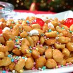 Disponete gli struffoli su un piatto da portata