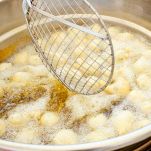 Friggete le palline di pasta poche per volta