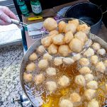 Friggete poche pettole alla volta, girandole delicatamente