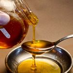 in una casseruola, unite il miele e lo zucchero