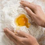 Iniziate a mescolare gli ingredienti con una forchetta o con le mani