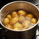 Lavate le patate e sistematele in una pentola coperte con acqua