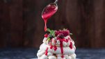 Meringhe di Natale fatte in casa con panna e amarena