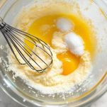 Composto di tuorli e zucchero pronto per essere mescolato con il latte.