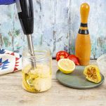 Preparate la maionese versando nel bicchiere del frullatore