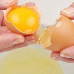 Rompete un uovo e separate il tuorlo