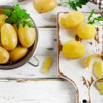 Sbucciate le patate con un pelapatate