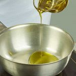 Scaldate l’olio di semi in una pentola profonda