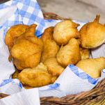 scolatele con una schiumarola e adagiatele su un piatto foderato con carta assorbente