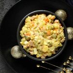 Servite l’insalata russa fredda, lasciandola riposare in frigorifero per almeno 30 minuti