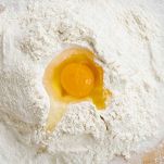 Setacciate 400 g di farina 00 su una superficie piana