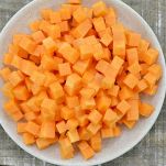 Tagliate le carote a cubetti della stessa dimensione delle patate