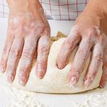 Trasferite l’impasto su un piano di lavoro leggermente infarinato