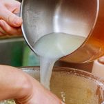 Versate il lievito nella ciotola con l’impasto