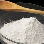 versate la farina e il sale, quindi aggiungete la purea di patate