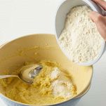 Aggiungete gradualmente le polveri setacciate al composto