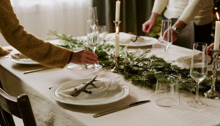 persone che apparecchiano la tavola di natale