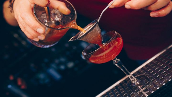 barman prepara un cocktail