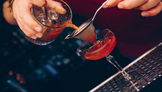 barman prepara un cocktail