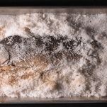 Branzino pulito dalla crosta di sale