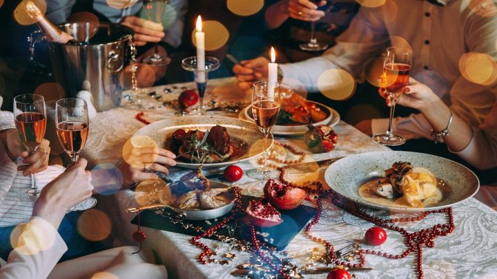 cena di capodanno con amici che brindano