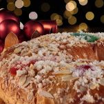 Decorate la ciambella con ciliegie candite