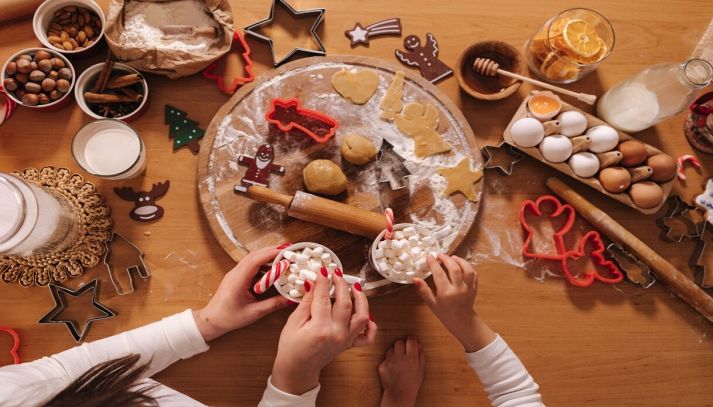 donne preparano dolci di natale