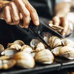 estraete vongole padella sgusciatene circa meta