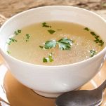 Filtrate il liquido di cottura e rimettetelo nella casseruola.