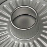 Imburrate e infarinate uno stampo a ciambella