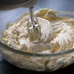 lavorate il composto con le fruste elettriche