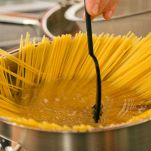 Saltate gli spaghetti per amalgamare bene tutti i sapori