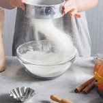 setacciate insieme la farina, il lievito, il sale e la cannella