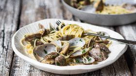 Spaghetti alle vongole con aglio, prezzemolo e peperoncino