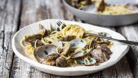 Spaghetti alle vongole con aglio, prezzemolo e peperoncino