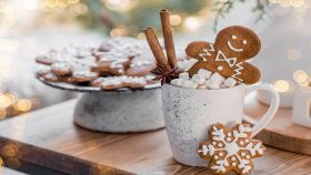 tazza con omino pan di zenzero biscotti e marshmallow