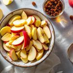 Mele affettate e uvetta in ammollo