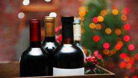 vino in scatola su sfondo sfocato albero di natale