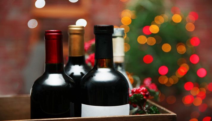 vino in scatola su sfondo sfocato albero di natale