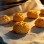 Arancini al forno su carta da forno