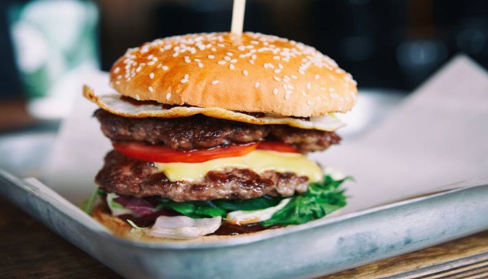 big burger sul tavolo del ristorante in primo piano